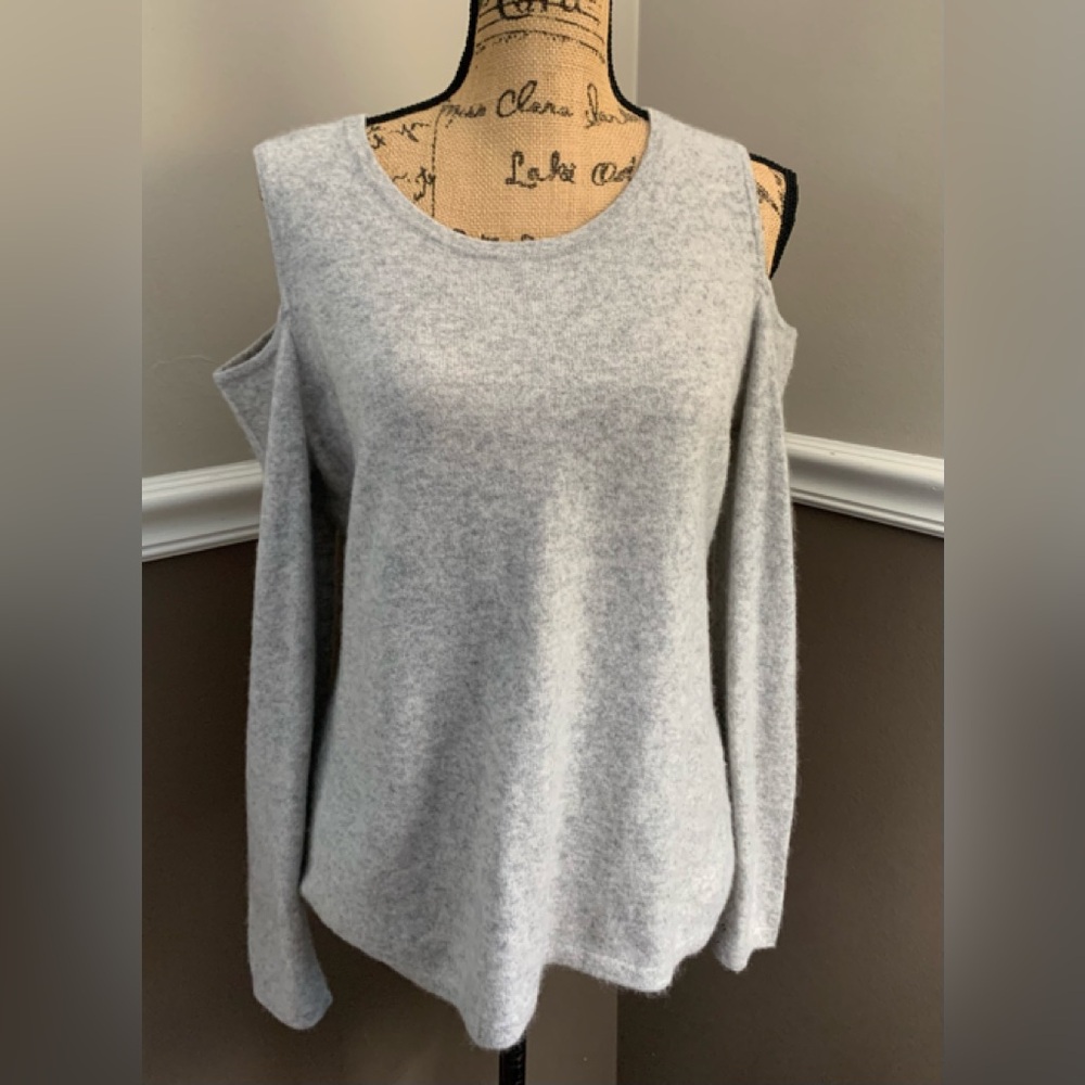 CHARTER CLUB Luxury grey 100% cashmere cold shoulder size large sweaterVVGUC